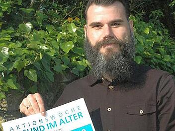 Benjamin Herrmann, Geschäftsstellenleiter der "Gesundheitsregion plus", rührt die Werbetrommel für die Aktionswoche "Gesund im Alter", die vom 8. bis 13. Juli stattfindet.  Foto: Moni Göhr/Landratsamt Haßberge