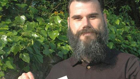 Benjamin Herrmann, Geschäftsstellenleiter der "Gesundheitsregion plus", rührt die Werbetrommel für die Aktionswoche "Gesund im Alter", die vom 8. bis 13. Juli stattfindet.  Foto: Moni Göhr/Landratsamt Haßberge