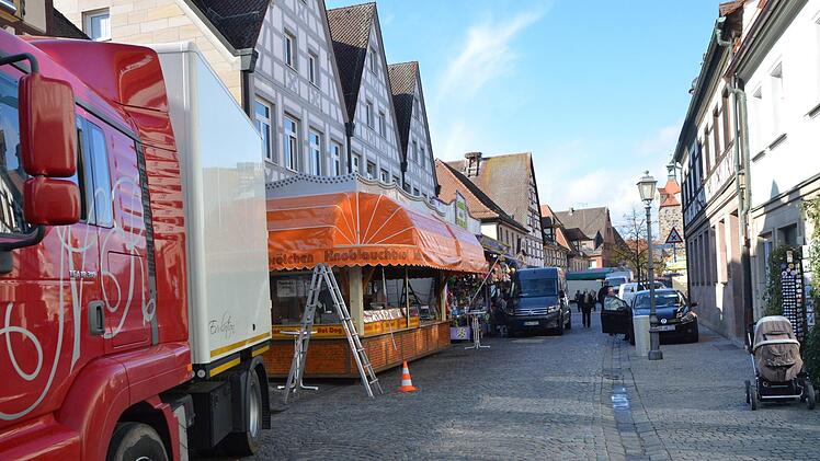 Aufbau zur Martinikirchweih am Donnerstag