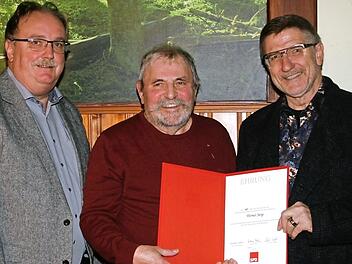 Ehrung f&uuml;r 40 Jahre Mitgliedschaft in der SPD (von links): Martin Rebhan, Werner Jung und Michael Busch. Foto: privat
