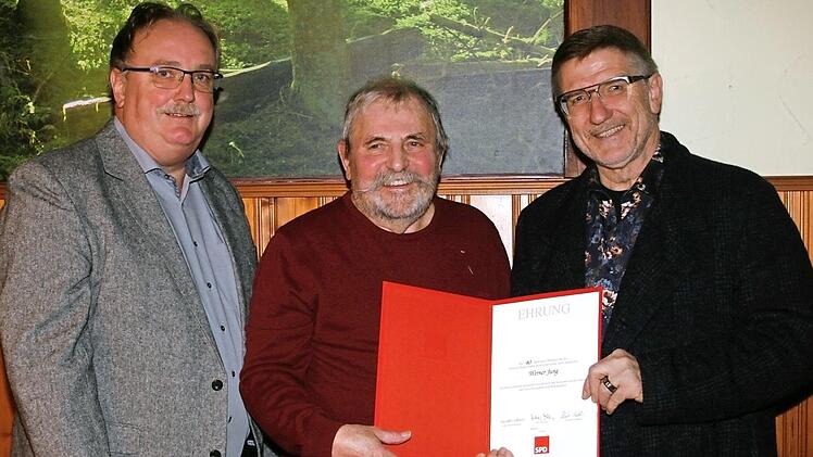Ehrung f&uuml;r 40 Jahre Mitgliedschaft in der SPD (von links): Martin Rebhan, Werner Jung und Michael Busch. Foto: privat