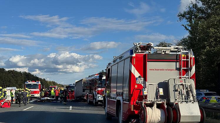 Schwerer Verkehrsunfall auf A3 bei Erlangen &ndash; Kleintransporter f&auml;hrt auf Sattelzug auf