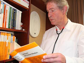 Seit 28 Jahren führt Wolfgang Kothe eine Hausarztpraxis in Münnerstadt. Mit Monatsende setzt sich der 66-jährige zur Ruhe. Einen Nachfolger hat er gefunden. Foto: Heike Beudert