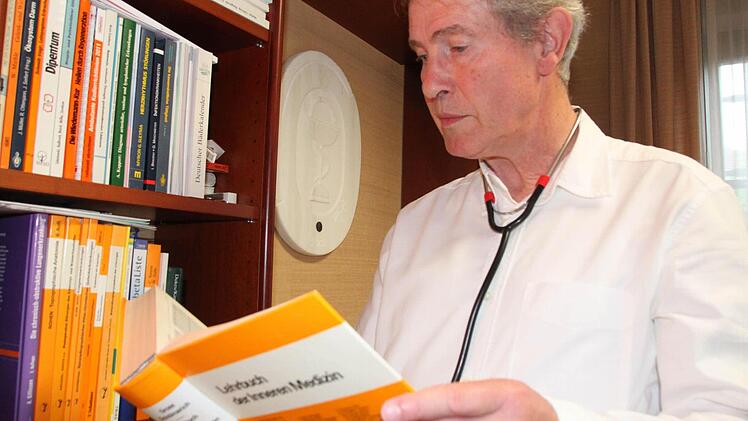 Seit 28 Jahren führt Wolfgang Kothe eine Hausarztpraxis in Münnerstadt. Mit Monatsende setzt sich der 66-jährige zur Ruhe. Einen Nachfolger hat er gefunden. Foto: Heike Beudert