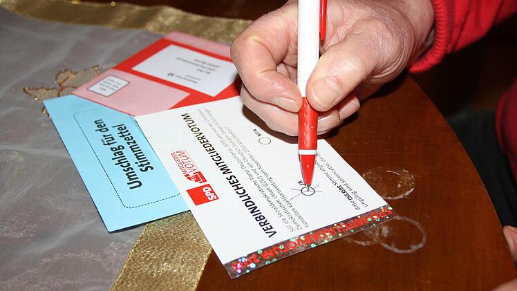 Mit einer Mitgliederbefragung sucht die SPD die Entscheidung, ob sie den ausgehandelten Koalitionsvertrag unterschreibt oder nicht. In Augsfeld ergab sich eine deutliche Mehrheit für Ja.  Foto: René Rupert/Archiv