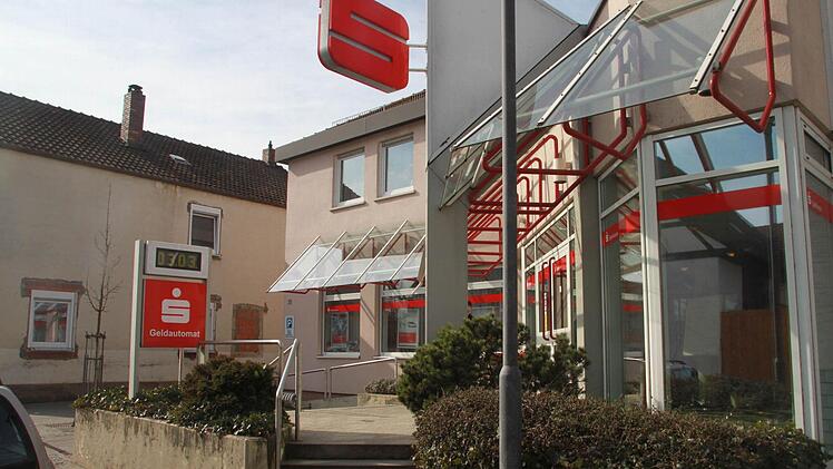 Der Angeklagte schweigt. Wie belastbar sind die Indizien nach dem Überfall auf die Ebensfelder Sparkasse? Das Coburger Landgericht legte am Rosenmontag weitere Verhandlungstermine fest. Foto: Matthias Einwag