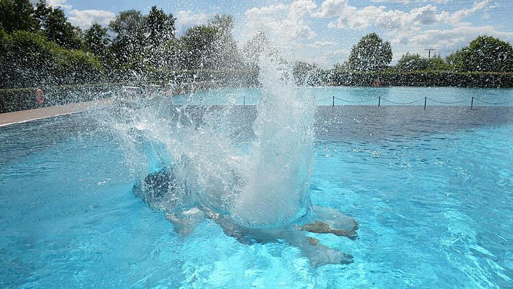 Genau richtig in einem heißen Sommer: Der Sprung ins kühle Nass. Wer an kühleren Tagen kommt, kann das 30-Grad-Becken nutzen. Foto: Ronald Rinklef