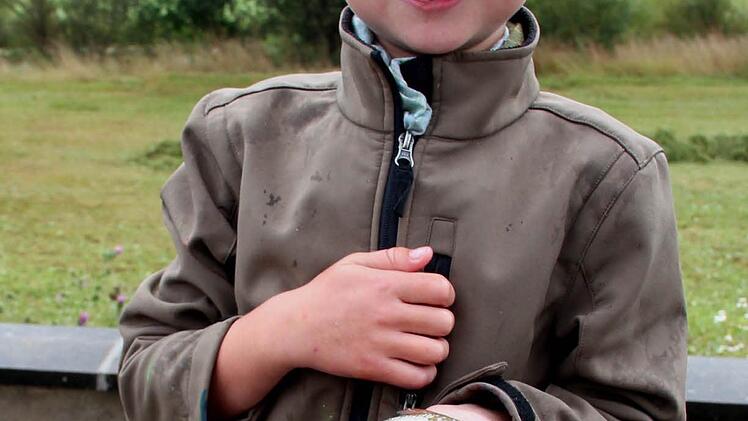 Kilian ist stolz auf seine Rotfeder. Foto: Johanna Blum