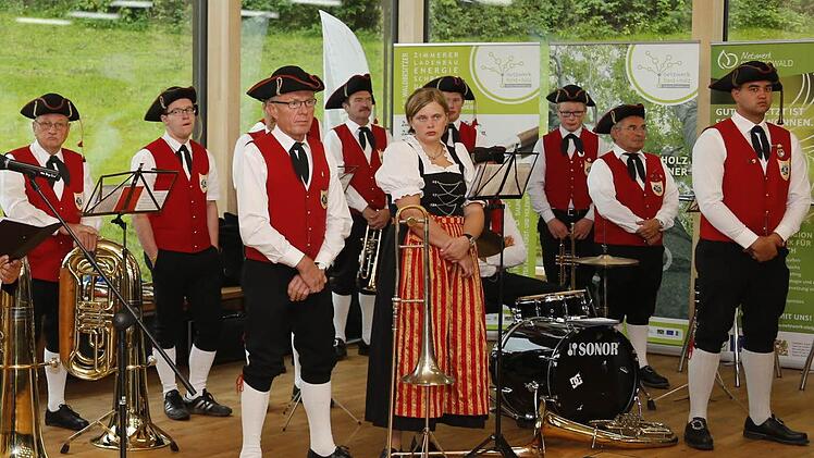 Der Blasmusik aus Oberschwarzach schmückte die Feier musikalisch.