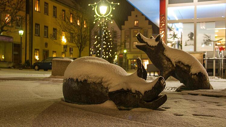 Sauwohl im Schnee fühlen sich die Säuli auf dem Haßfurter Marktplatz am Samstagabend. Fotos auf dieser Seite von Renè Ruprecht und Brigitte Krause (oben)