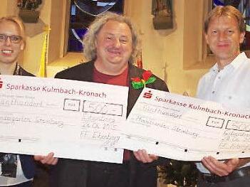 Zweiter Vorsitzender Gerwin Zwosta (rechts) und Kommandantin Anna Jakob (links) überreichen Pater Waldemar Brysch (Mitte) die beiden Spendenschecks.  Foto: Heike Schülein