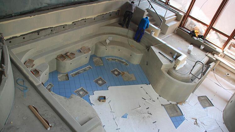 Der große Naturstein, der bis vor kurzem über der Grotte lag, ist weg. An dieser Stelle entsteht nun eine Lichtbetongrotte, etwas Außergewöhnliches mit Erlebnischarakter für die Badegäste und Fußmassagedüsen auf dem Beckengrund. Foto: Matthias Einwag