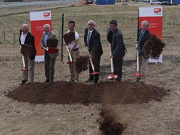 Während hinten schon die Bagger rollen, setzen den symbolischen Spaten stich: (von links) Oliver Partheymüller, Udo Möhrstedt, Gemeinde-Geschäftsleiter Bernd Vogt, Wolfgang Pfister, stellvertretender Landrat Christian Gunsenheimer und Thomas Engel.