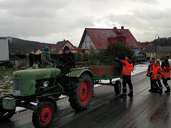 Die Feuerwehrjugend von Bad Bocklet hat Christbäume eingesammelt und im Anschluss daran noch beim Winterzauber geholfen. Foto: Markus Klemke