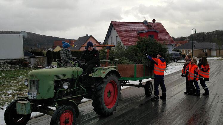 Die Feuerwehrjugend von Bad Bocklet hat Christbäume eingesammelt und im Anschluss daran noch beim Winterzauber geholfen. Foto: Markus Klemke