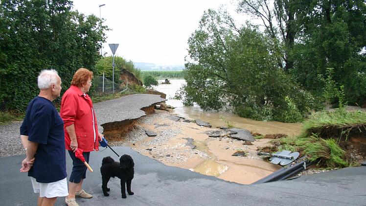 Die Flut riss 2007 im Landkreis Forchheim tiefe Gräben in die Infrastruktur. Ein Mensch kam durch die Wassermassen um.