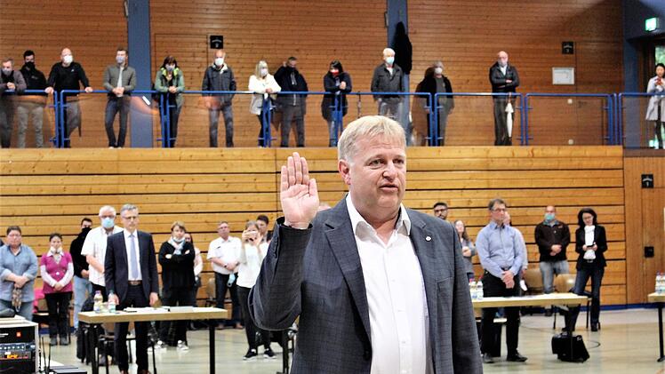 Axel Rogner von der Jungen Liste leistet das Gelöbnis nach seiner Wahl zum Dritten Bürgermeister.