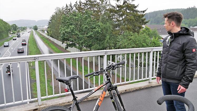 Kronachs Radfahr-Verkehrsbeauftragter Johannes Meitner zeigt das 1,3 Kilometer lange fertige Teilst&uuml;ck.