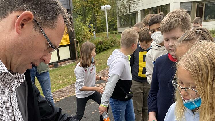 Waschen, pressen, trinken: Der eigenhändig zubereitete frische Apfelsaft schmeckt. Realschul-Direktor Michael Kreil schenkt den Fünftklässlern ein.
