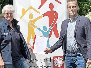 Therapiehund Joschi mit seiner Besitzerin Marietta Dorn und Kinderdorfleiter Stefan Schilde