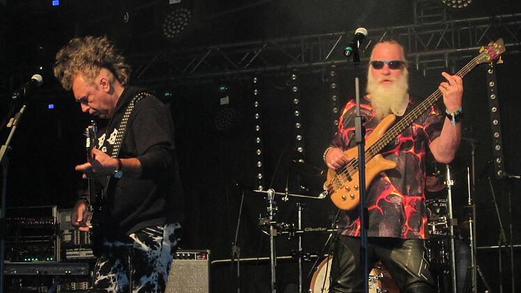 Punk   mit "Nightmare" findet immer noch seine Liebhaber. Deshalb schlagen Klaus Herterich und Uwe Schmidt (v. l.) die Hartkern-Gitarren