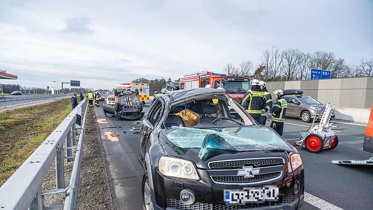 Auto &uuml;berschl&auml;gt sich auf der A3 bei Wachenroth