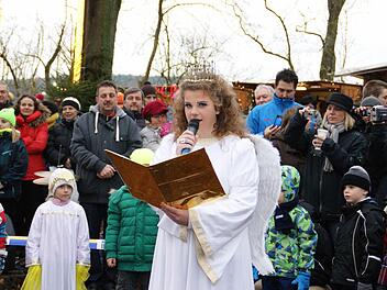Christkind Josepha Pflaum eröffnete die Wallburg-Weihnacht mit ihrem Prolog. Fotos: Sabine Weinbeer