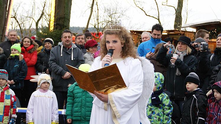 Christkind Josepha Pflaum eröffnete die Wallburg-Weihnacht mit ihrem Prolog. Fotos: Sabine Weinbeer