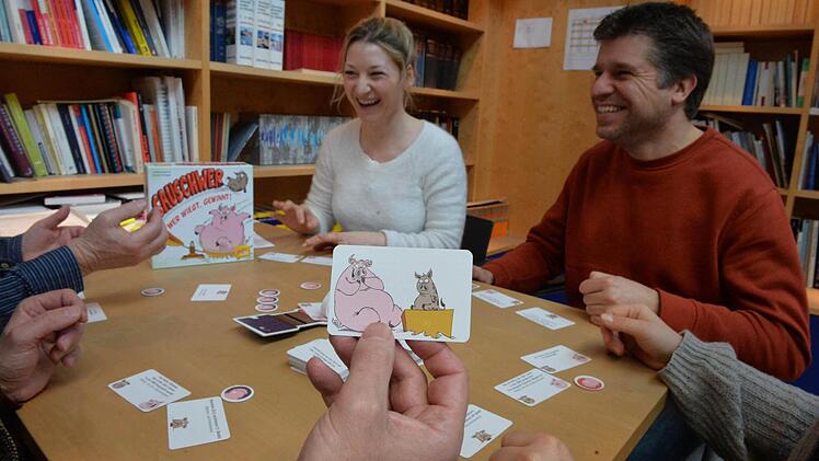 Verspielt im Büro: Unsere Redakteure spielen "Sauschwer" und stellen fest: Leichtgewichte haben da keine Chance. Foto: Ronald Rinklef