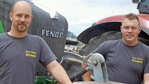 Er war schuld: Björn Forkel (links) hat die Idee zum Traktor-Pulling aus Schleswig Holstein mitgebracht. Natürlich trat auch er mit einem Fahrzeug - und Christian Schindhelm im Team - zum Wettbewerb an. Foto: Gabi Arnold