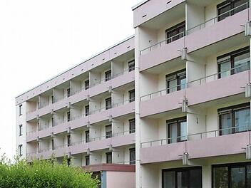 In einem Obergeschoss des leerstehenden Altenheimes der Maiacher Stiftung in Lichtenfels sollen für zwei Monate befristet Asylbewerber wohnen, wie das Landratsamt bekanntgab.