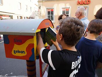 Kaj schaut das Sortiment der Minibibliothek durch. Foto: Arkadius Guzy