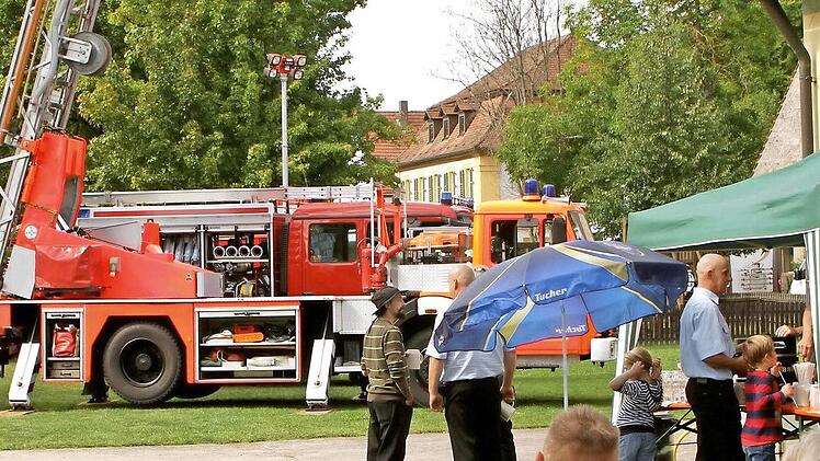 Die fahrzeuge der Feuerwehr standen den ganzen Tag über im Blickpunkt.