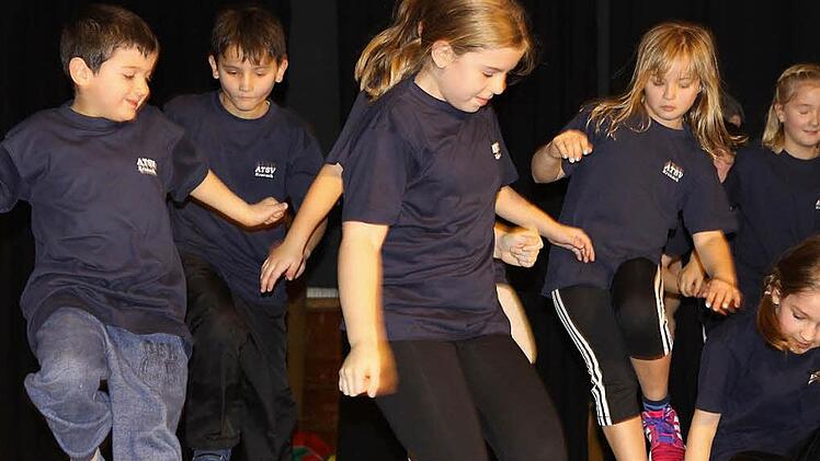 Der Turnernachwuchs des ATSV Kronach zeigte bei einer Sportgala seine Beweglichkeit. Fotos: Michael Wunder