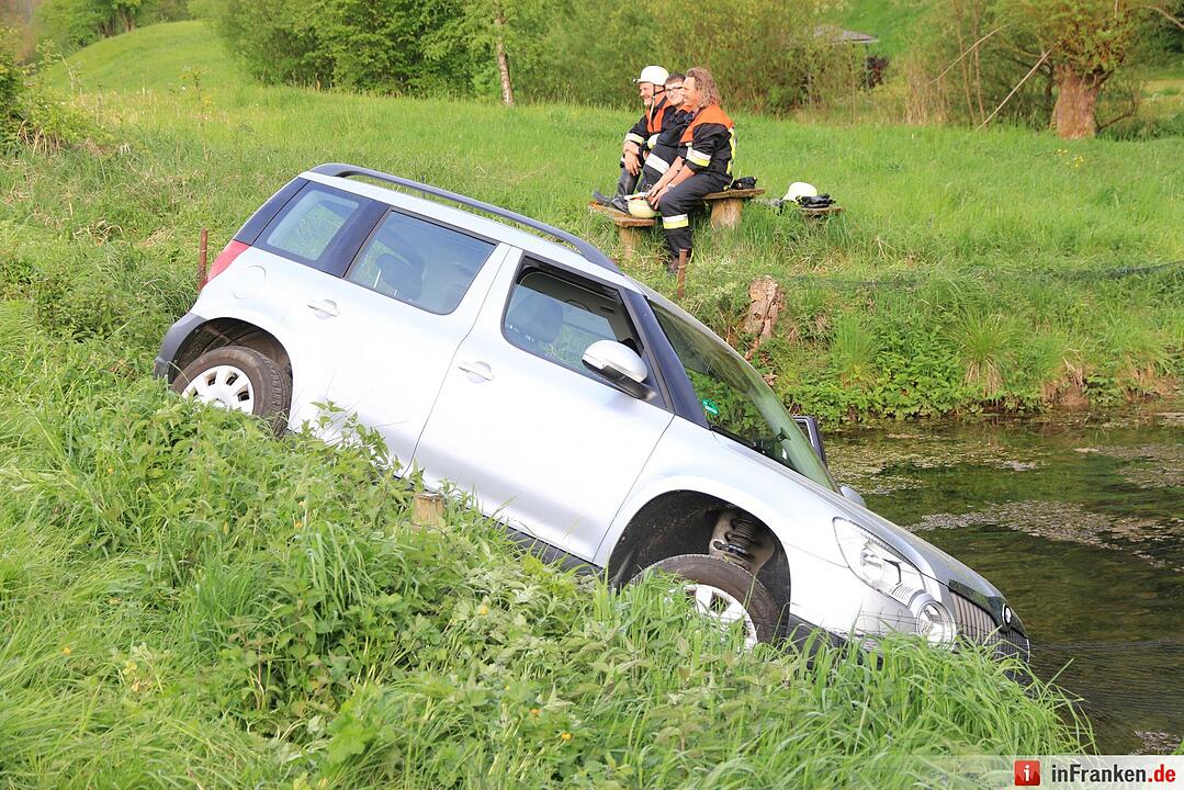 Auto stürzt bei Wannbach in Forellenteich