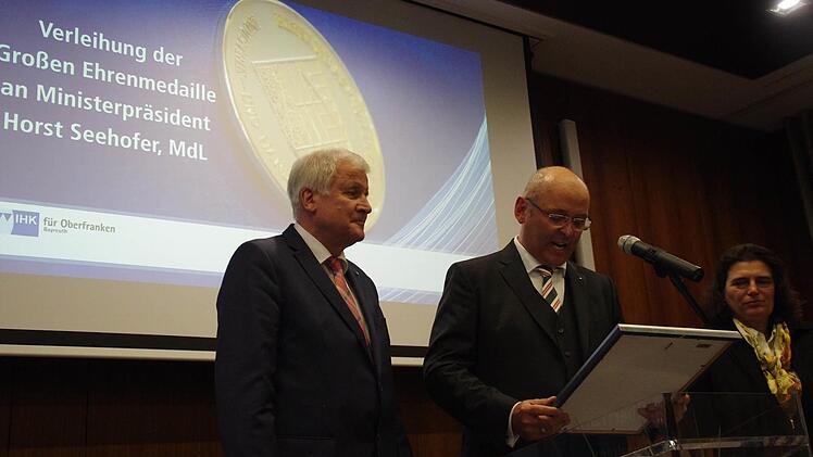 Ministerpräsident Horst Seehofer wurde in Steinbach am Wald von der IHK für Oberfranken geehrt. Foto: Marco Meißner