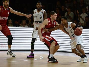 Spitz auf Knopf stand das Oberfrankenderby in der Vorrunde. Am Ende setzte sich Favorit Bamberg (links Fabien Causeur) mit 92:88 bei Medi Bayreuth (links Trey Lewis) durch.  Foto: Peter Mularczyk