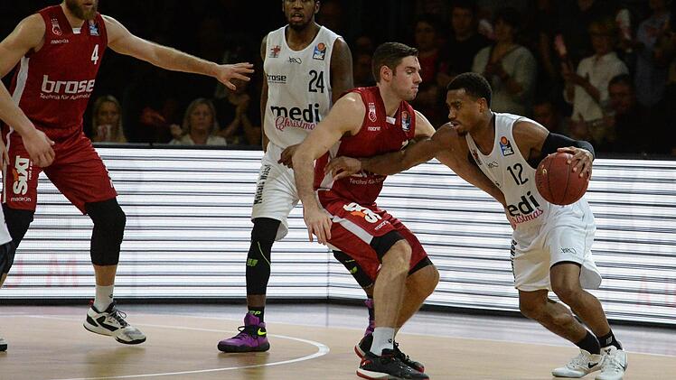 Spitz auf Knopf stand das Oberfrankenderby in der Vorrunde. Am Ende setzte sich Favorit Bamberg (links Fabien Causeur) mit 92:88 bei Medi Bayreuth (links Trey Lewis) durch.  Foto: Peter Mularczyk