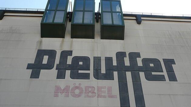 Die n&auml;chste gro&szlig;e Bauma&szlig;nahme in Bad Neustadt steht kurz bevor. Das ehemalige M&ouml;belhaus Pfeuffer in der Meininger Stra&szlig;e wird abgerissen und durch einen Neubau ersetzt.  Foto: Archiv Katrin Middelborg-Dobratz