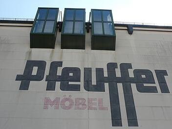 Die nächste große Baumaßnahme in Bad Neustadt steht kurz bevor. Das ehemalige Möbelhaus Pfeuffer in der Meininger Straße wird abgerissen und durch einen Neubau ersetzt.  Foto: Archiv Katrin Middelborg-Dobratz