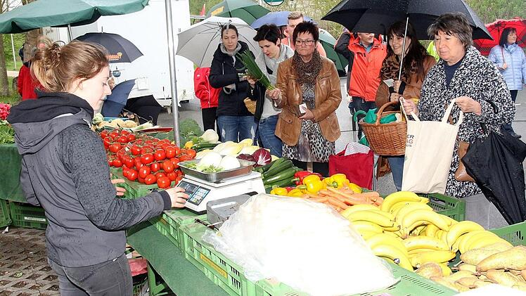 Der Wochenmarkt in Grub am Forst erfreut sich großer Beliebtheit - doch es gibt auch kritische Stimmen die im Veranstaltungsgelände hinter dem Rathaus eine Gefahr für die Einsatzbereitschaft der Feuerwehr sehen. Foto: Michael Stelzner
