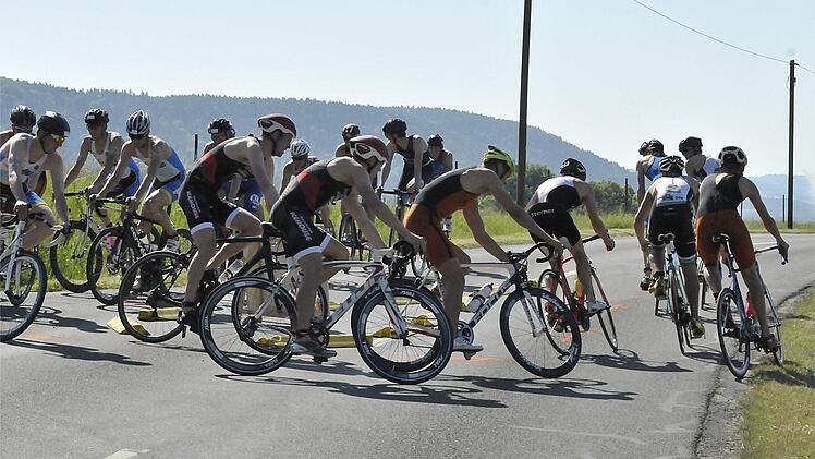 Windschattenfahren war erlaubt im Teamwettbewerb, wie hier an der Wendemarke bei Rehleithen zu sehen. Foto: Karl Heinz Weber