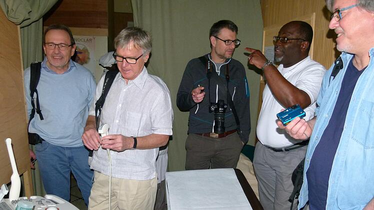 Positiv überrascht waren (v.l.) die Besucher  vom  modernen Ultraschallgerät, das ihnen Brice Luc Ouendo zeigte.