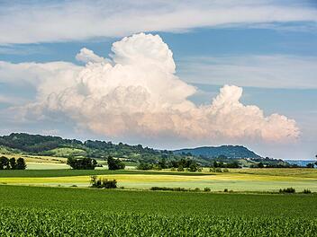 Wolken wachsen sich mancherorts als Gewitter aus. Anderenorts bleibt es trocken: Das wirkt sich auf die landwirtschaftliche Ernte aus. René Ruprecht