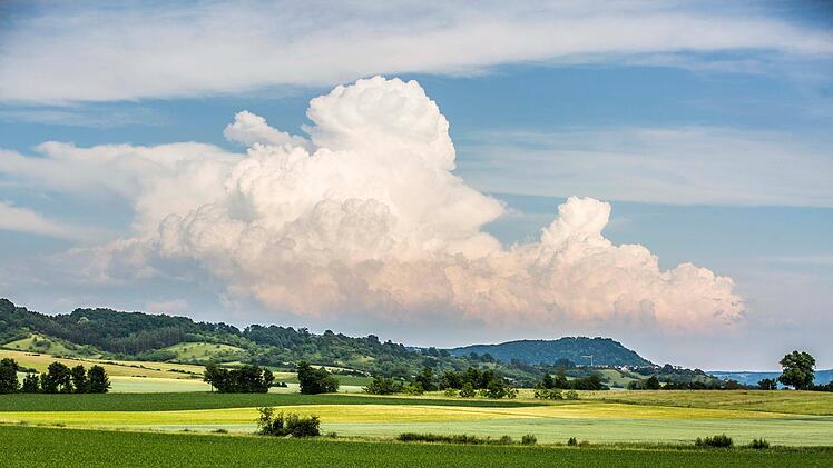 Wolken wachsen sich mancherorts als Gewitter aus. Anderenorts bleibt es trocken: Das wirkt sich auf die landwirtschaftliche Ernte aus. René Ruprecht