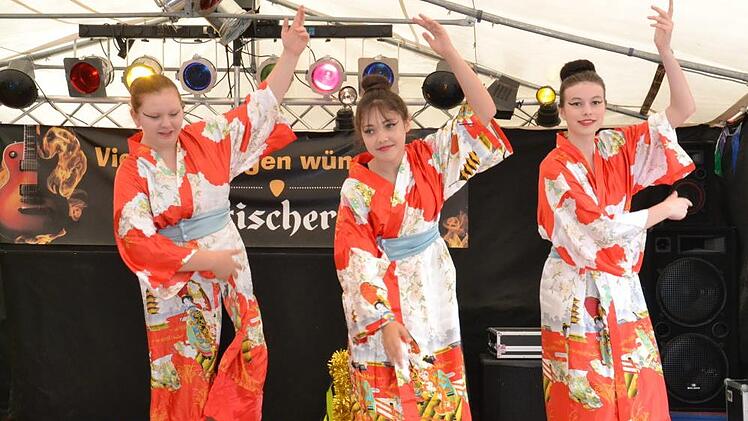 Die "Quasselinos" zeigten einen chinesischen Tanz. Foto: Uschi Prawitz