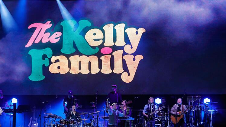 Bei ihrer Premiere in Coburg genossen die Mitglieder der Kelly Family die besondere Stimmung auf dem Schlossplatz.  Foto: Matthias Hoch