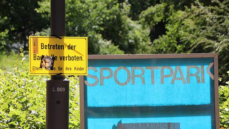 Die Anlage liegt brach und verwuchert, die Spielgeräte sind entweder abgebaut oder nicht mehr nutzbar. Foto: Benedikt Borst