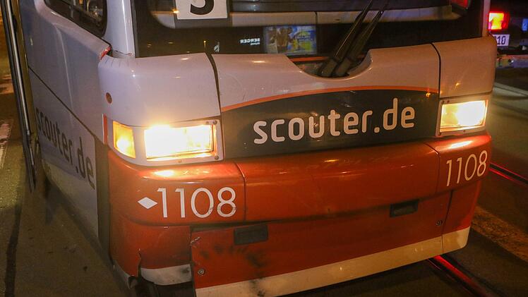 Am Freitagabend kollidierte in N&uuml;rnberg eine Stra&szlig;enbahn mit einem Taxi. Foto: NEWS5/Friedrich