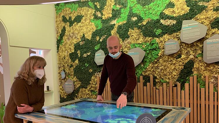 Christoph Joa betreut die Regionalausstellung des Dienstleistungszentrums der Bundeswehr, die auf beeindruckende Weise alle Bereiche zeigt. Der Besuch ist nach Anmeldung unter Tel.:  09732/784&nbsp;35&nbsp;01 kostenlos m&ouml;glich. Foto: Kerstin V&auml;th